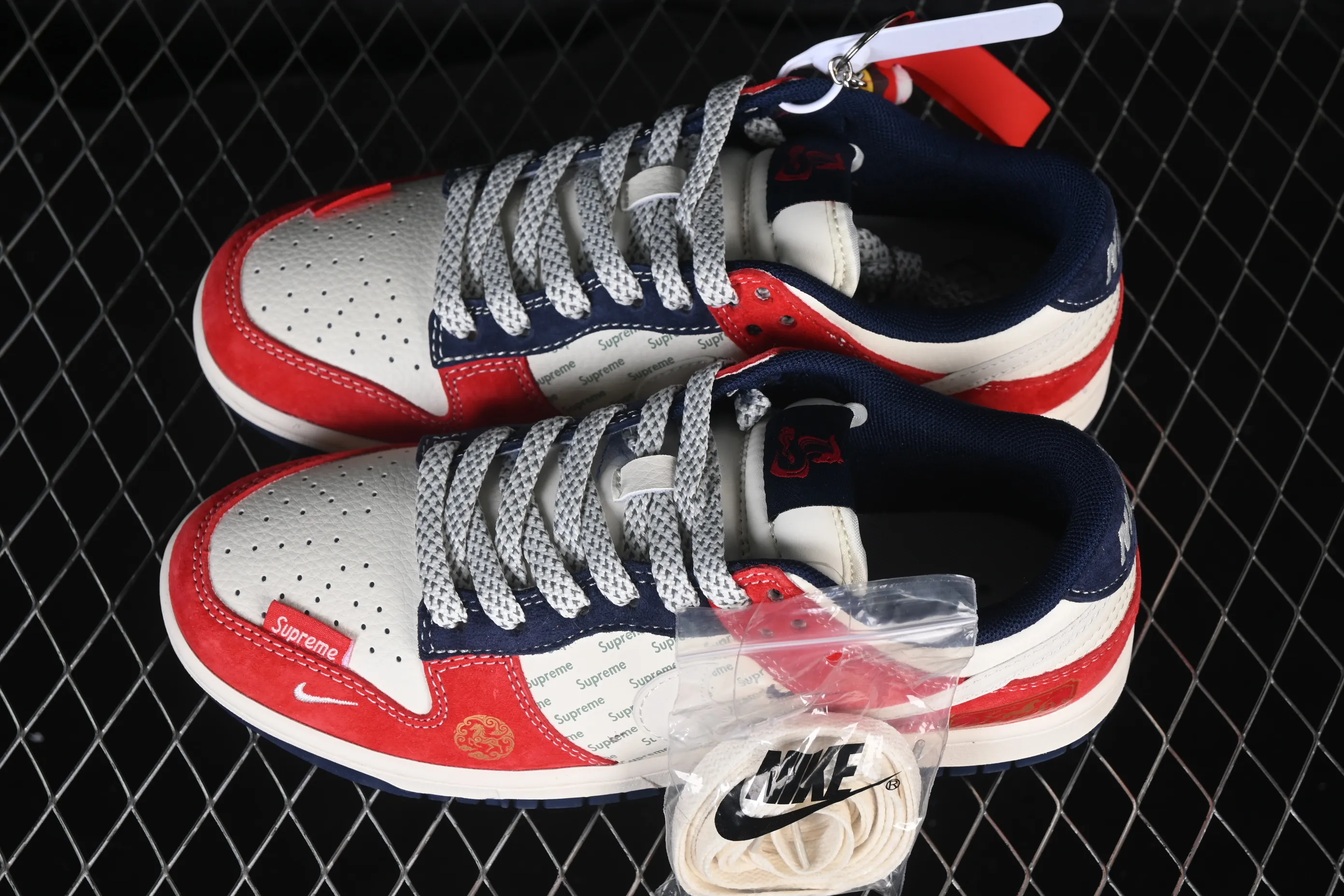 All Categories Nk SB Dunk Series Nk SB Dunk Low High-end Customized Low-top Shoes Nike SB Dunk Low Supreme Co-branded Year of the Horse Limited Edition Anniversary High-end Customized Low-top Casual Shoes FC7688-209